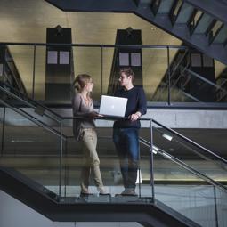 Un homme et une femme dans la bibliothèque de Pérolles