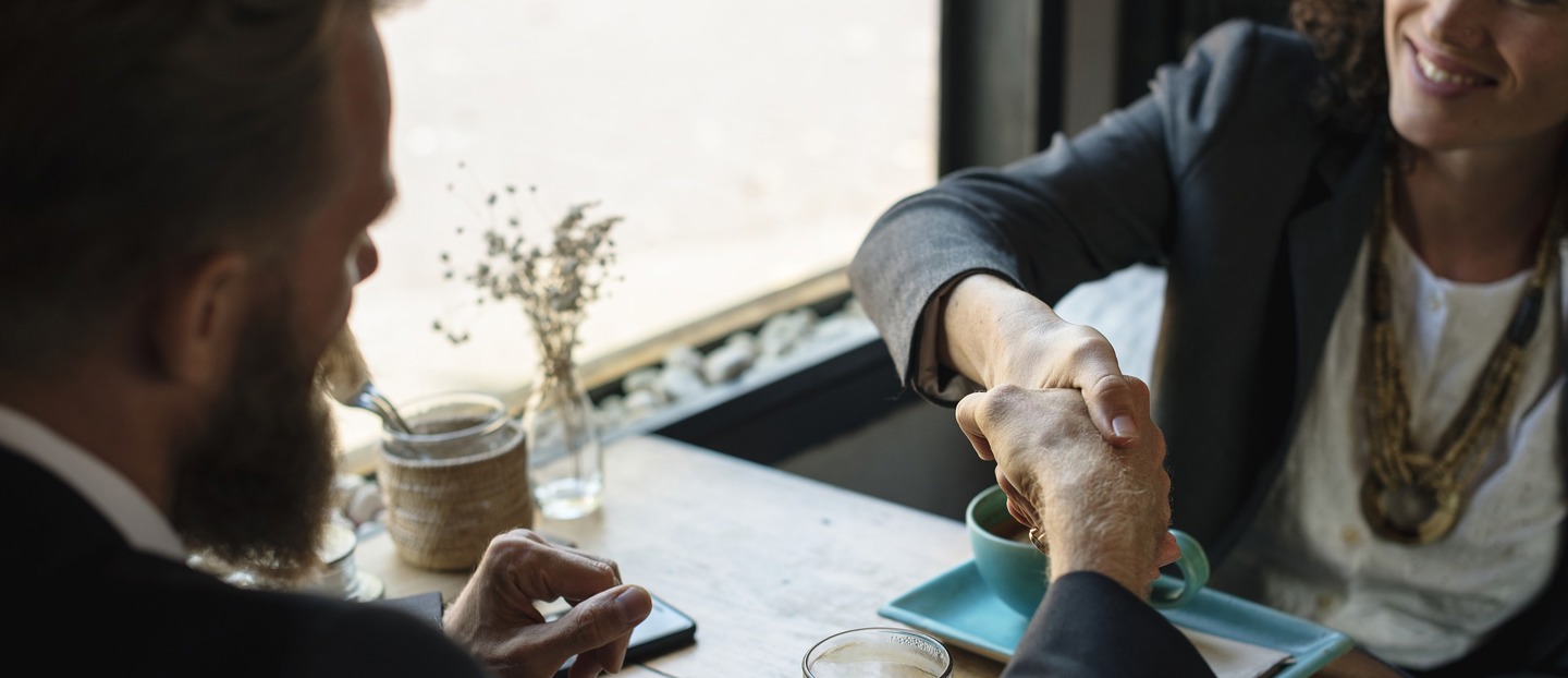 Une poignée de main entre un homme et une femme