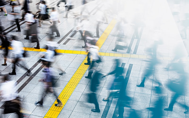 Trottoir rempli de personnes