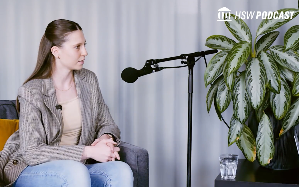 une femme parle dans un micro pour le podcast HSW 