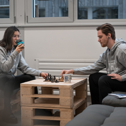 Etudiant de la Haute école de gestion  jouant aux échec - HEG campus store