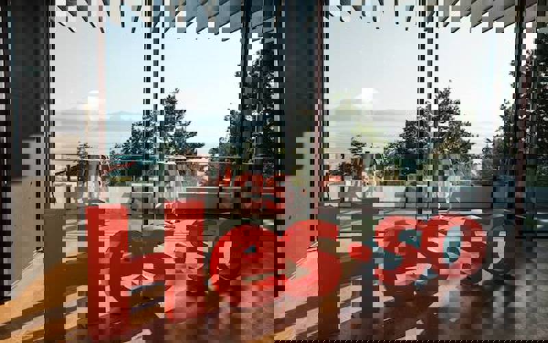 Sculpture des lettres HES-SO au Musée olympique Lausanne.