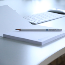 Crayon à papier posé sur un bloc note 