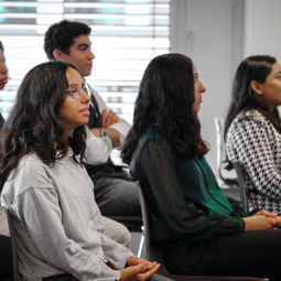 Etudiant lors d'une visite d'entreprise - summer school HEG-FR