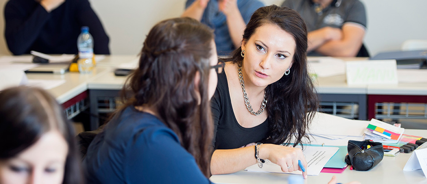 Deux étudiantes en train de travailler