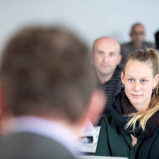 Etudiante de la formation continue en classe