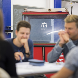 Bachelor of Science - HES-SO ÉCONOMIE D'ENTREPRISE Un groupe d'étudiants autour d'une table